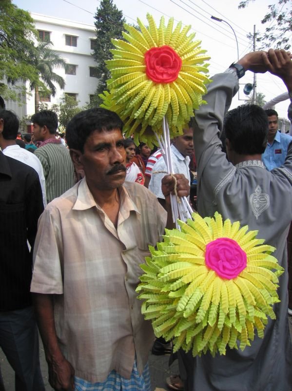 i was very excited to see this guy selling these pretty paper flower windmills.  a memory from my childhood
