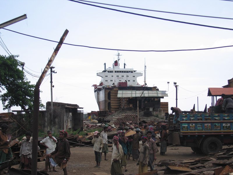 labourers in the shipbreaking yards, toiling away under the hot sun.  apparently around 200,000 people work in the shipbreaking industry
