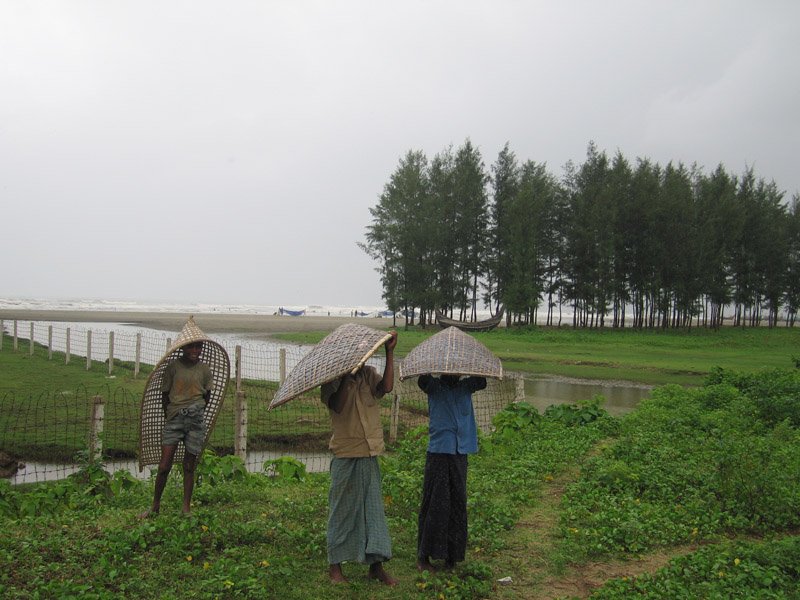 Chuck became obsessed w/ these farmer hats, which are used only in this region. they're v versatile - protects u from sun & rain. in the rain, the farmers usually pull up their lungis into shorts, so they can dry themselves off easily after.
