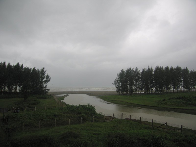 Mishti Panir Chora - the area is named after this stream ("Sweet Water Stream") which flows down from the hills and meets the ocean here.  u can see the strip of the evergreen forest by the shore.
