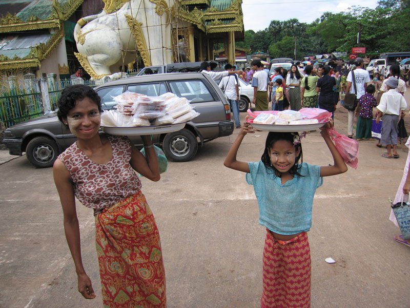 smiling vendors at the temple
